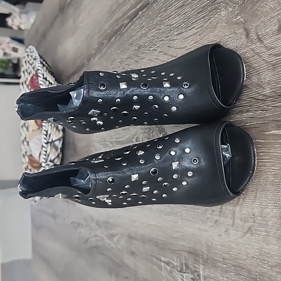 Vince Camuto Annan Leather Studded Peep Toe Ankle Booties 9.5 - Picture 3 of 11